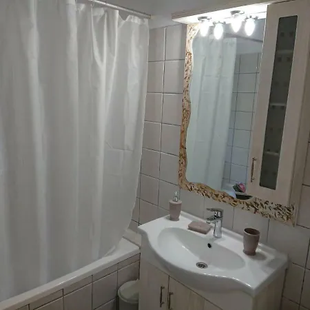 Chestnut House Apartment
